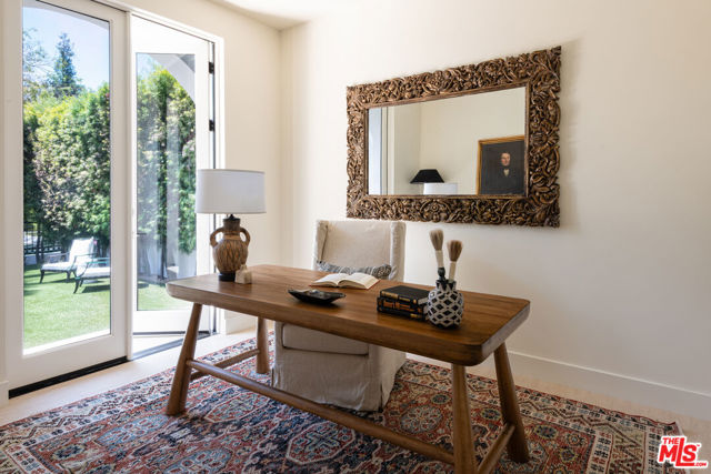 526 N Plymouth Boulevard, Los Angeles CA: https://media.crmls.org/mediaz/8833a5bb-2e4d-4020-b38f-39871adc736d.jpg