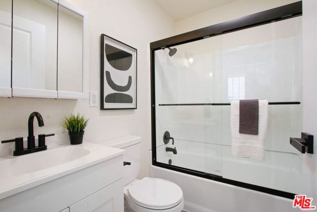 6337 10th Avenue, Los Angeles CA: https://media.crmls.org/mediaz/8833b2ba-9058-4725-b87e-8685d53f6ef5.jpg