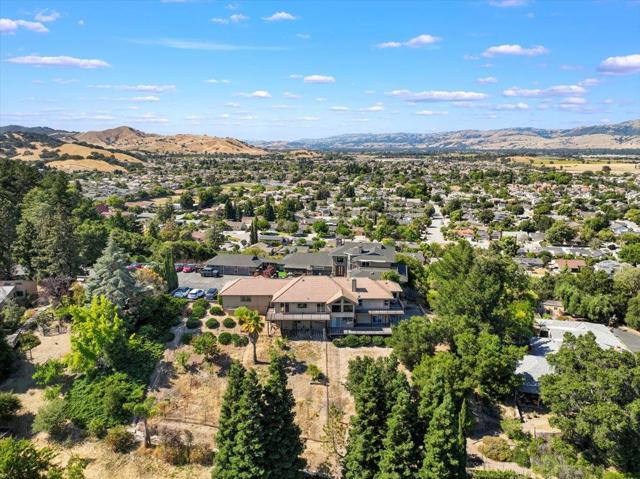 1501 Welburn Avenue, Gilroy CA: https://media.crmls.org/mediaz/8833c6bd-7dd0-4349-96e4-b4b2390f296d.jpg
