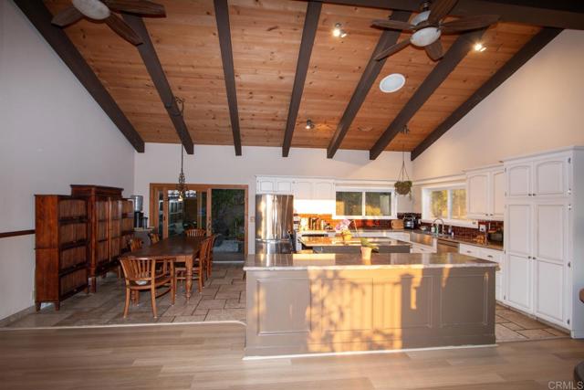 Detail Gallery Image 8 of 60 For 1330 Sugarbush Dr, Vista,  CA 92084 - 4 Beds | 3 Baths