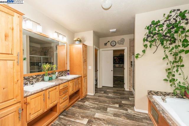 21679 Squaw Grass Trail, Redding CA: https://media.crmls.org/mediaz/88344ecd-7151-4475-a524-7afacb4c1ee0.jpg