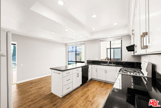 4454 Ventura Canyon Avenue, Sherman Oaks CA: https://media.crmls.org/mediaz/8834c001-a3d7-47ae-a3af-228c137747b5.jpg