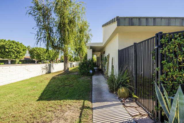 1000 Saint Thomas Circle, Palm Springs, CA 92264