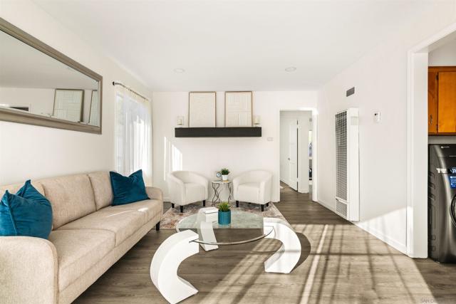 3811 Boren St, San Diego CA: https://media.crmls.org/mediaz/88357835-3fbb-4440-b937-97c0abe59fbb.jpg