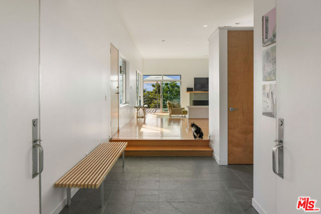 475 Stunt Road, Calabasas CA: https://media.crmls.org/mediaz/88368fcb-8480-4018-bdae-4b8957eb1226.jpg