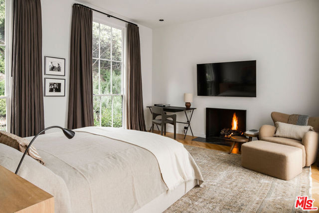 8817 Thrasher Avenue, Los Angeles CA: https://media.crmls.org/mediaz/88389953-a942-488f-9831-aec6264e974a.jpg