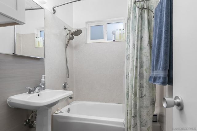 5038 40 W Point Loma Blvd, San Diego CA: https://media.crmls.org/mediaz/8838e1db-dacf-4fcb-b366-6c3c71f9908b.jpg