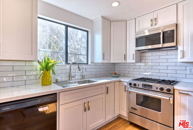 1113 Electric Avenue, Venice CA: https://media.crmls.org/mediaz/883a274a-873a-46dc-b03c-af0dcd4ec51b.jpg