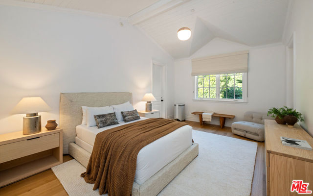 491 N Tigertail Road, Los Angeles CA: https://media.crmls.org/mediaz/883bad45-b322-4f14-823e-e020c6cf79e2.jpg