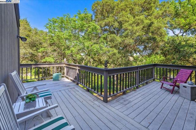 391 Oak Ln, Pleasanton CA: https://media.crmls.org/mediaz/883c263d-b18e-4d68-ade7-70ae6ad0e186.jpg