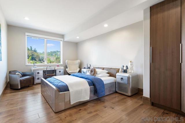 6617 Muirlands Dr, La Jolla CA: https://media.crmls.org/mediaz/883c3060-17c7-4ba4-95aa-b3e5dea49035.jpg