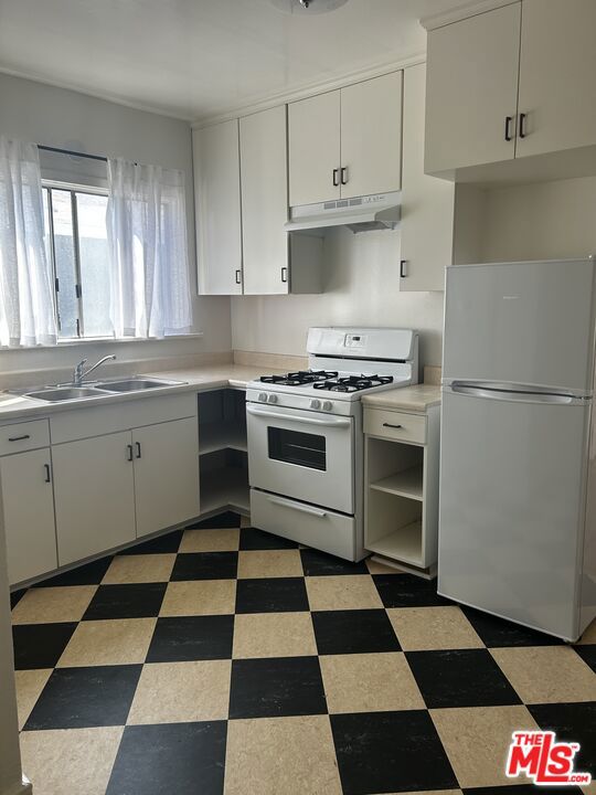 543 S Chicago Street, Los Angeles CA: https://media.crmls.org/mediaz/883c53a6-0c3d-463d-acfd-fa605187f072.jpg