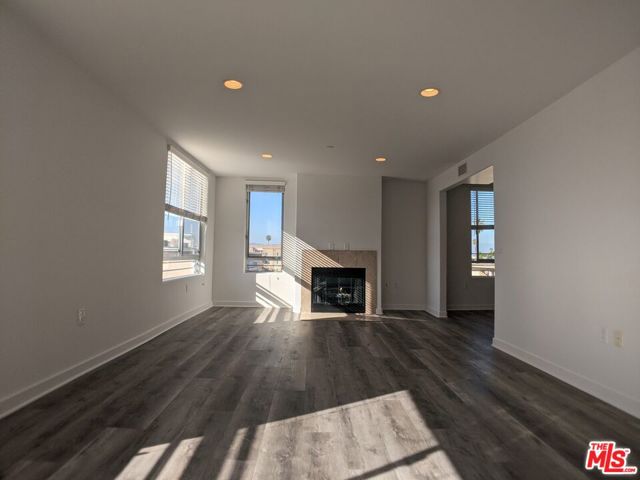 5143 White Oak Avenue, Encino CA: https://media.crmls.org/mediaz/883ca1dd-ad3c-41a6-9f9b-9a7a848732f6.jpg