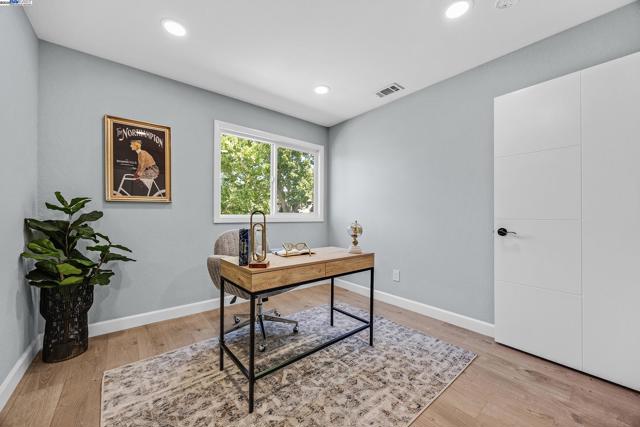2236 Oakland Ave, Pleasanton CA: https://media.crmls.org/mediaz/883ce465-b8db-478f-a0e1-78fbfb1bc29d.jpg