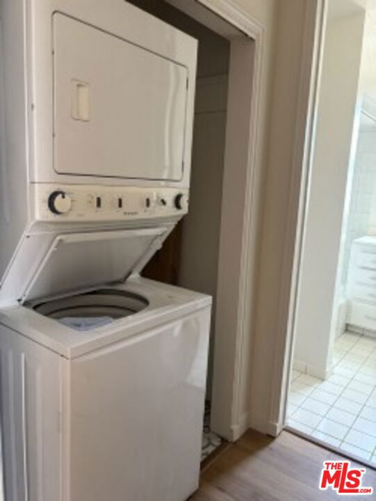 120 Hurricane, Marina del Rey CA: https://media.crmls.org/mediaz/883dafc9-37fc-45b9-a84d-8b4725bdec5b.jpg