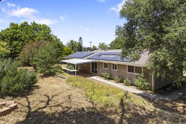 1471 Rock Springs, Escondido CA: https://media.crmls.org/mediaz/883e0212-092e-4322-ad64-20d60e0e5847.jpg