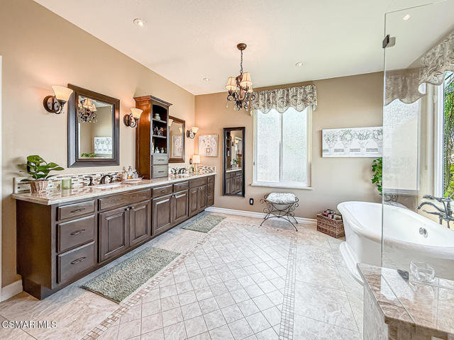 11535 Northdale Drive, Moorpark CA: https://media.crmls.org/mediaz/883e295e-1097-4712-9f64-4c9cada6cccb.jpg