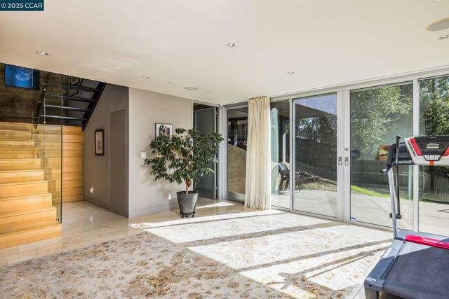 2 Crane Ct, Orinda CA: https://media.crmls.org/mediaz/8840aad1-932e-456b-9224-4989801497e0.jpg