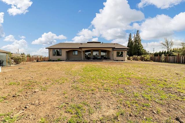 475 E Middle Avenue, San Martin CA: https://media.crmls.org/mediaz/8840cfc2-ad67-4c6e-b784-e4156fe33fc7.jpg
