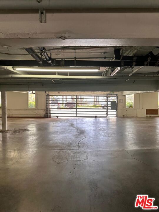 2221 Ocean Avenue, Santa Monica CA: https://media.crmls.org/mediaz/8840dae2-7369-460f-bb70-a686b51dbbfc.jpg