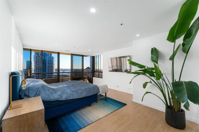700 Front St, San Diego CA: https://media.crmls.org/mediaz/8840dcf5-2b9c-46fe-8122-98dbeaa0dd60.jpg