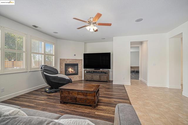 140 Ridge Crest Ct, Oakley CA: https://media.crmls.org/mediaz/88419cc3-f840-46ab-bf87-bb8f51427aca.jpg