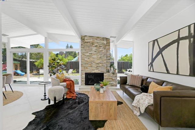 5893 Highwood Rd, Castro Valley CA: https://media.crmls.org/mediaz/88427a01-bad7-4be3-8137-e35c622b4fc8.jpg