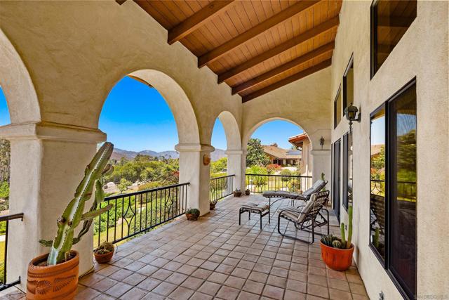 12982 Polvera Ct, San Diego CA: https://media.crmls.org/mediaz/8844842d-6e64-4faf-85dd-86493a2bdded.jpg