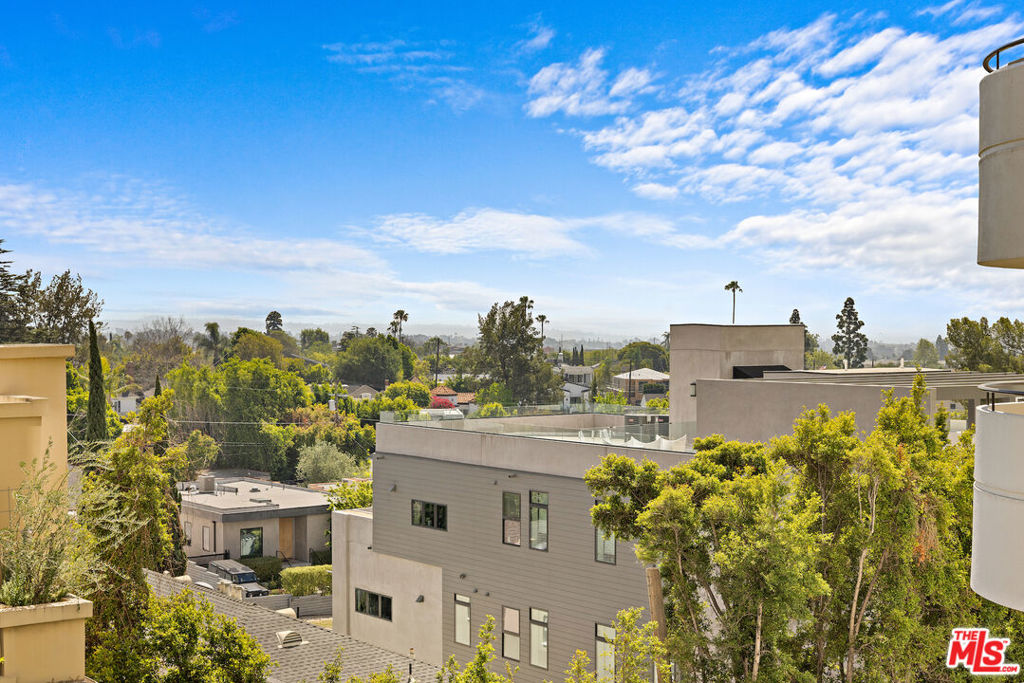https://media.crmls.org/mediaz/8844cc4d-025b-4229-afef-11cbf7bdf1d6.jpg?preset=X-Large