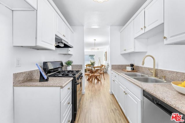 20134 Leadwell Street, Winnetka CA: https://media.crmls.org/mediaz/8845f9a4-fe2c-42df-a0e6-d9f7a7aef274.jpg