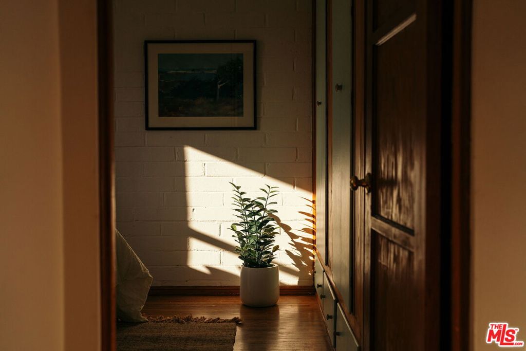 https://media.crmls.org/mediaz/88463d78-f24a-4161-9f5a-1a16e5f43542.jpg?preset=X-Large