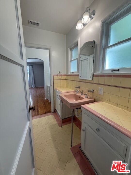 2515 Canyon Drive, Los Angeles CA: https://media.crmls.org/mediaz/8846b94c-195c-4dcc-bfbc-5477e728c5b8.jpg