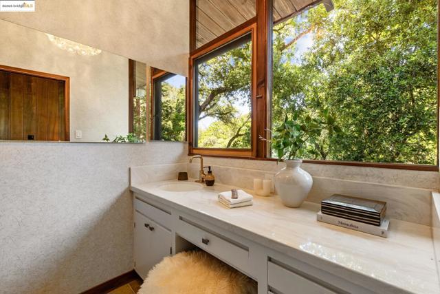 1 Kittiwake Rd, Orinda CA: https://media.crmls.org/mediaz/8847172b-d7bb-4e10-b85e-5b2466157e18.jpg