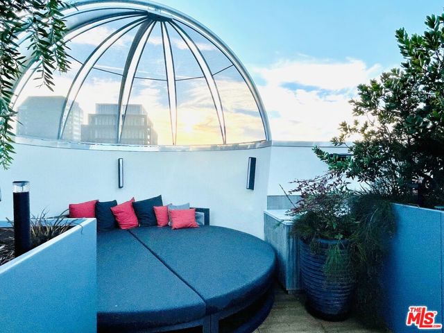 Roofdeck cabanas and lounge
