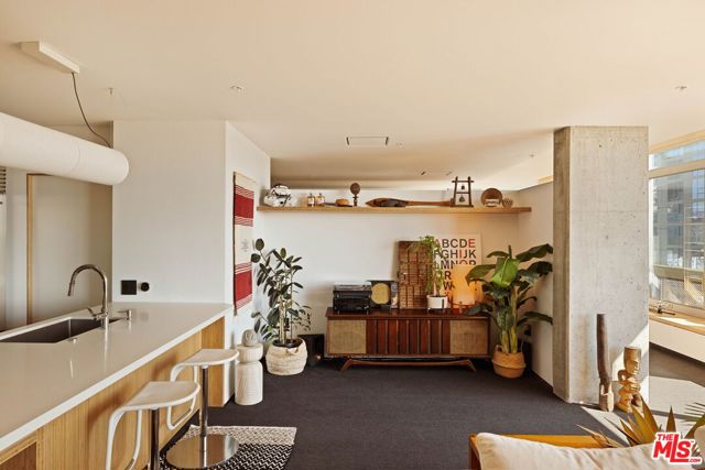 1155 S Grand Avenue, Los Angeles CA: https://media.crmls.org/mediaz/884812ad-abba-42ba-b31b-48cfb7e2632e.jpg