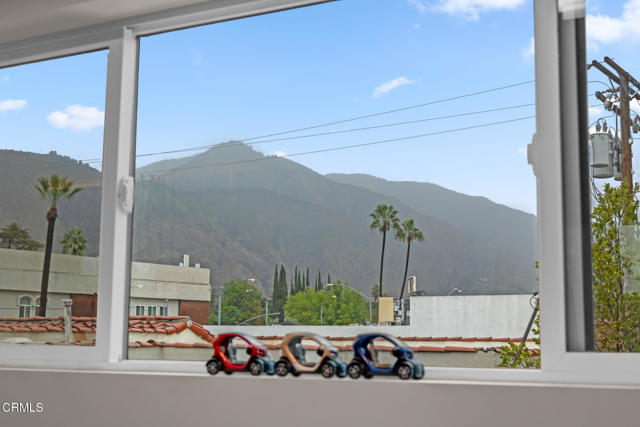 1818 New York Drive, Altadena CA: https://media.crmls.org/mediaz/8848603e-04ce-485f-803b-954772c05319.jpg