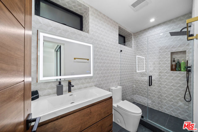 836 California Avenue, Venice CA: https://media.crmls.org/mediaz/8848b5c0-0a8c-4e2d-b9f2-c8cbfa770b2d.jpg