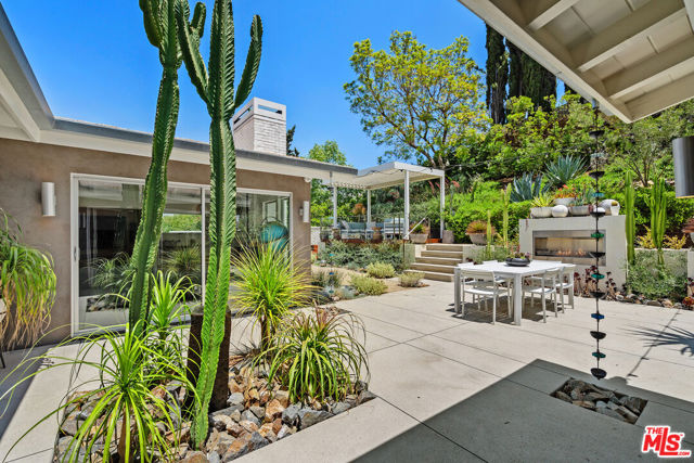 11575 Dona Dorotea Drive, Studio City CA: https://media.crmls.org/mediaz/884a5f1a-90ea-4d53-8a81-aaf1cee7cd0f.jpg