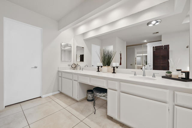 5 Fordham Court, Rancho Mirage CA: https://media.crmls.org/mediaz/884a9703-c6c8-4ac4-bd73-ac79bee85d5f.jpg