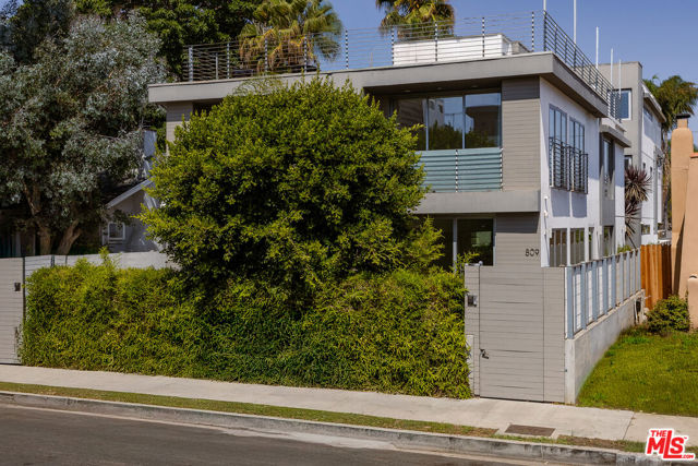 809 Brooks Avenue, Venice CA: https://media.crmls.org/mediaz/884aa7bd-cd09-419f-9bf8-864971af1b40.jpg