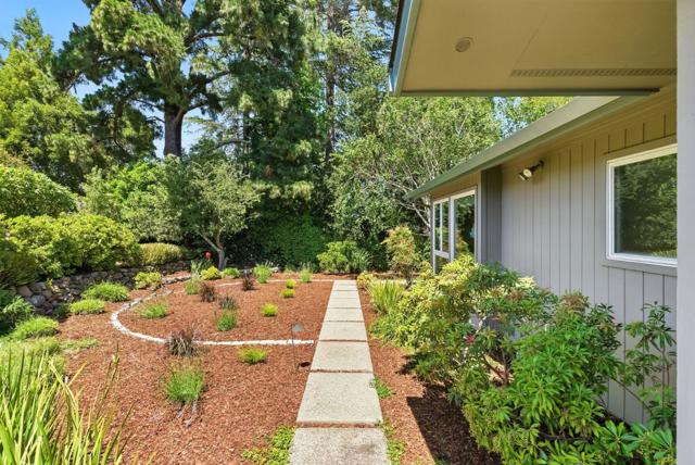 3795 Ralston Avenue, Hillsborough CA: https://media.crmls.org/mediaz/884b2592-91a3-46d5-9cff-b11abe2619da.jpg