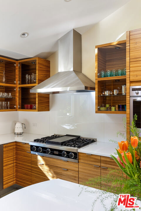 3818 Hollyline Avenue, Sherman Oaks CA: https://media.crmls.org/mediaz/884b5a92-9fe2-4496-b011-9dc68f860e6e.jpg