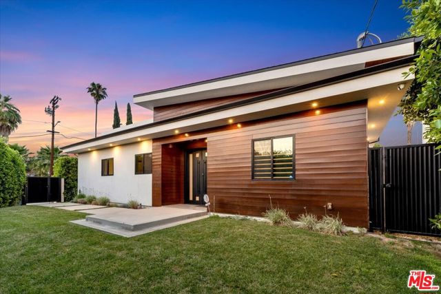 5456 Hazeltine Avenue, Sherman Oaks CA: https://media.crmls.org/mediaz/884bcdf1-e883-4026-a698-dadb6d9830d5.jpg