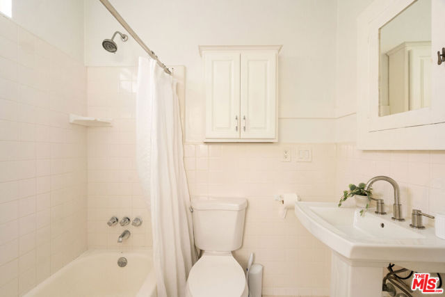 522 Altair Place, Venice CA: https://media.crmls.org/mediaz/884c0ff0-0d3a-4b9c-925c-2eaba8d287ce.jpg
