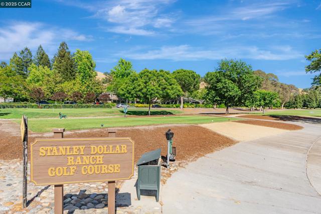 2900 Tice Creek Dr, Walnut Creek CA: https://media.crmls.org/mediaz/884c216d-ddb3-4ef0-9bc9-ed5ce8d0d27e.jpg