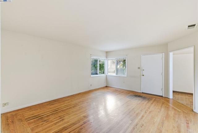 2133 Clinton Ave, Alameda CA: https://media.crmls.org/mediaz/884c9ccd-645d-4e6e-a4ac-4f785be01b7f.jpg