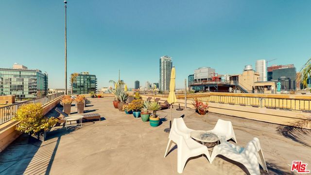 215 W 7th Street, Los Angeles CA: https://media.crmls.org/mediaz/884d298d-220a-4a7a-b134-10c62e741c6c.jpg