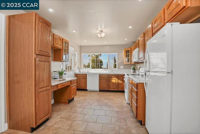 417 Lynn Ave, Antioch CA: https://media.crmls.org/mediaz/884e21b0-76d2-46b9-995f-130194a6dfc4.jpg