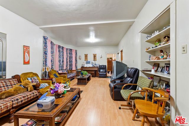 220 N Burlington Avenue, Los Angeles CA: https://media.crmls.org/mediaz/884e42b5-ed33-4c9a-b1c3-7bab30b8a49d.jpg