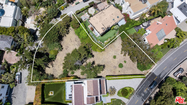 31826 Broad Beach Road, Malibu CA: https://media.crmls.org/mediaz/884e8926-50c0-415c-a7a4-a667c50b2bf0.jpg